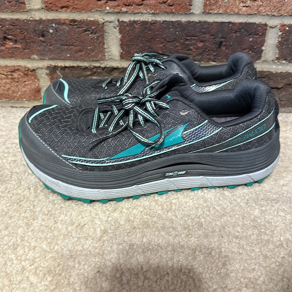 Good condition! Women’s SZ 9 Altra Olympus 2.0. Some wear. See pics. - Picture 2 of 9